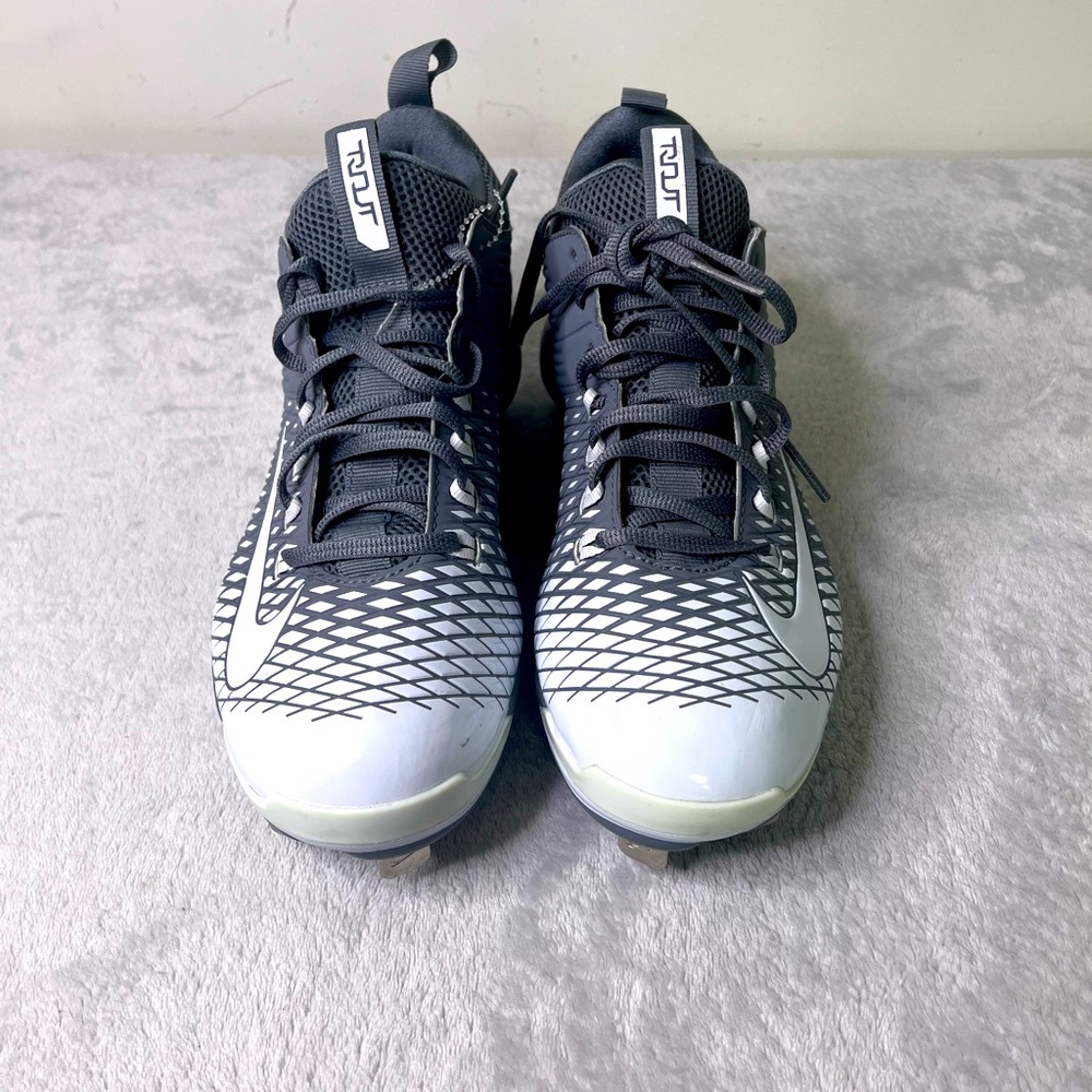 Nike Cleated AirMike Trut  Men’s white and Gray Sneaker size 9